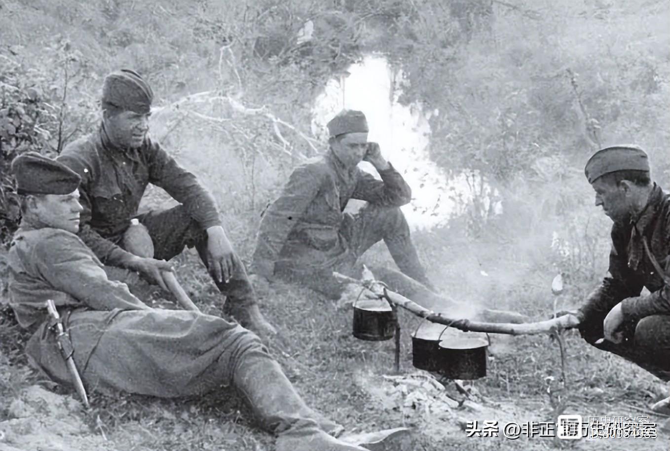 老照片：二战时期苏联军队的生活，伙食不咋的，活动倒是很多
