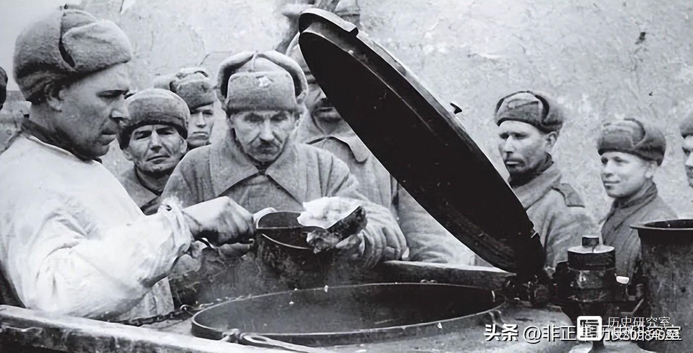 老照片：二战时期苏联军队的生活，伙食不咋的，活动倒是很多