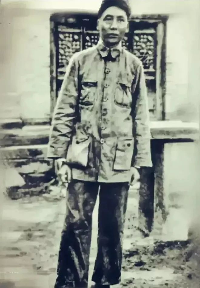 1935年，一张毛主席刚走完长征到达陕北后的照片，瘦骨嶙峋满脸愁容，让人心疼！！