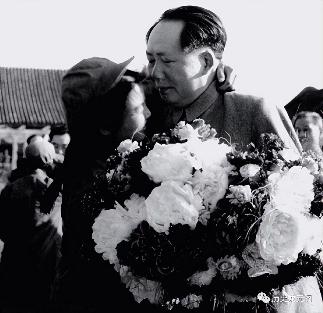 1952年，抗美援朝女战士献花时突然拥抱毛主席，她的结局怎样？