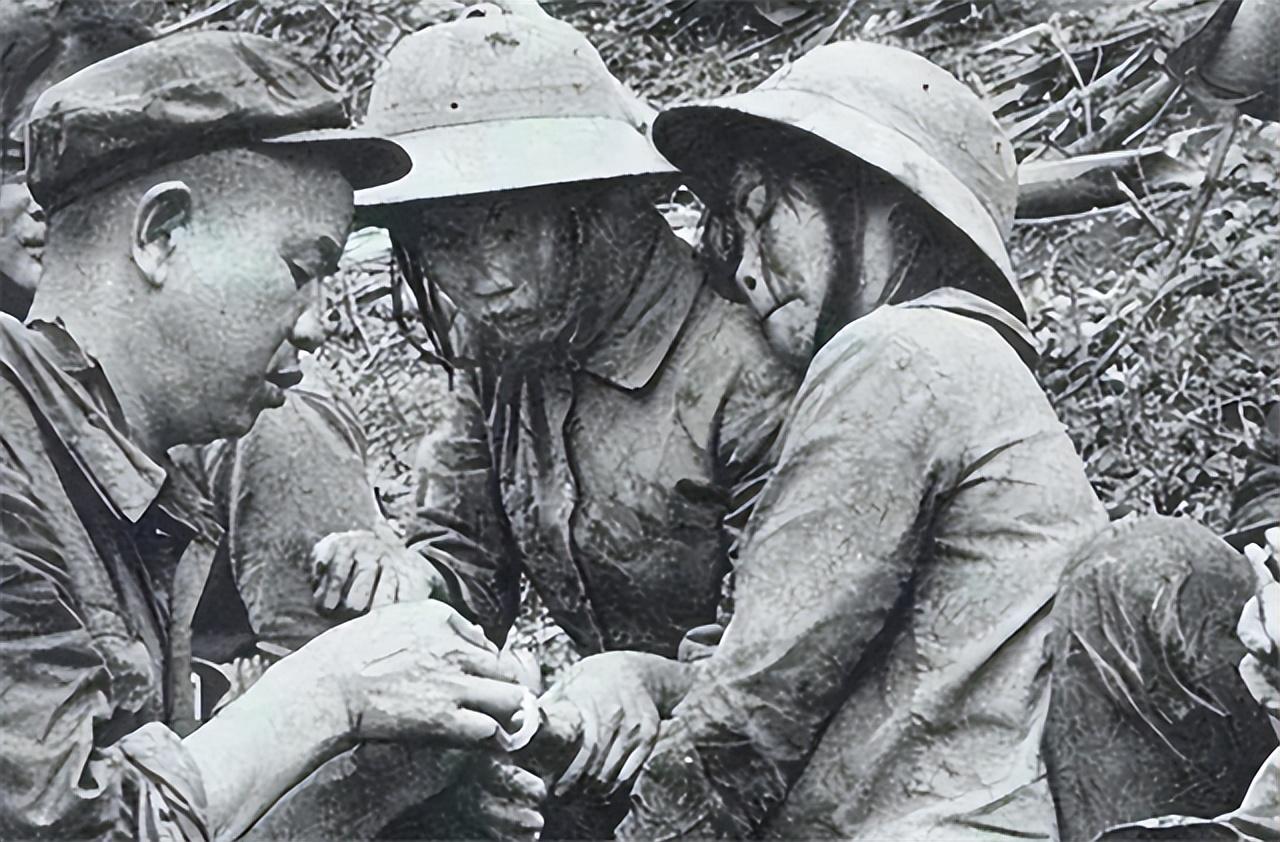 1979年3月8日，我军活捉6名全裸的越南女兵 经我军保卫部门查