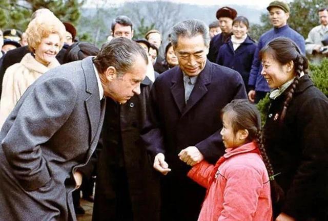 72年尼克松与中国小女孩交谈的留影，照片上的女孩，现已年过6旬