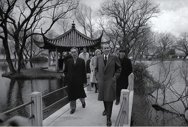 72年尼克松与中国小女孩交谈的留影，照片上的女孩，现已年过6旬