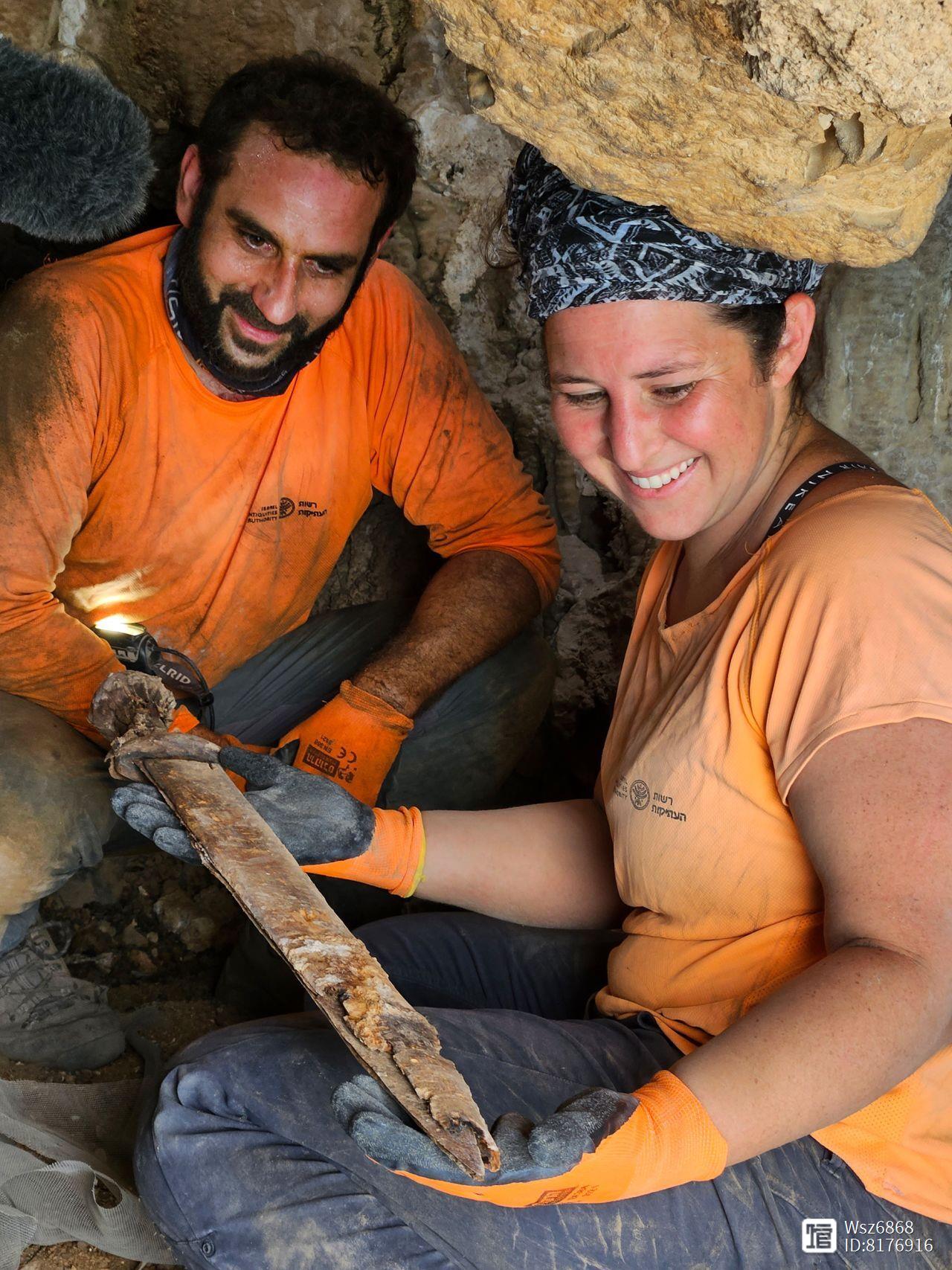 古罗马时代的4把剑，在以色列的洞穴中发现...