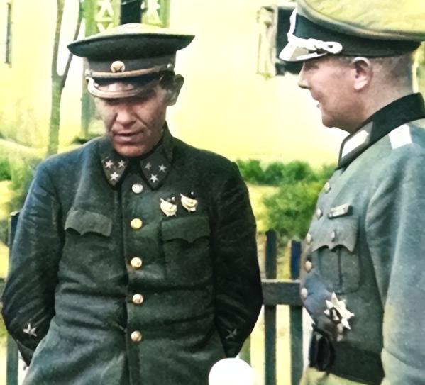 这是被俘的苏军中将穆济琴科，德军给予了他优待，希望他能透露苏军的