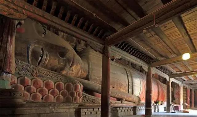 1975年，甘肃修葺大佛寺，一工人挪动佛像时,大殿后墙突然出现一
