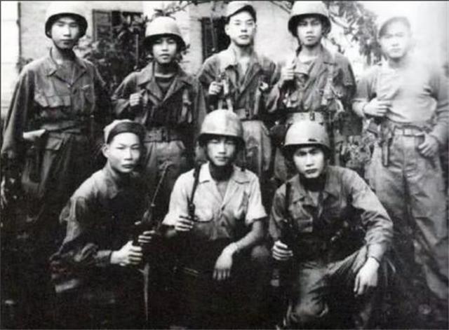 1950年,十几名起义国军空降兵在国民党伞兵三团副团长姜健和2营