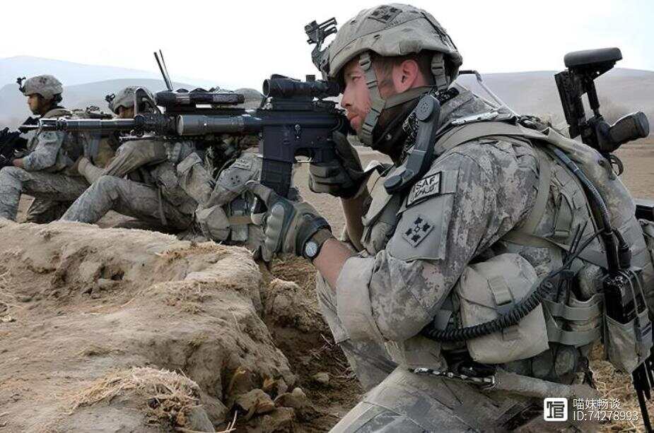 美军装填子弹时，为啥必须在头盔上敲一下？